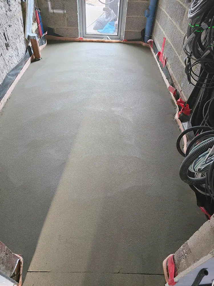Finished screed with the edge membrane trimmed ready for flooring