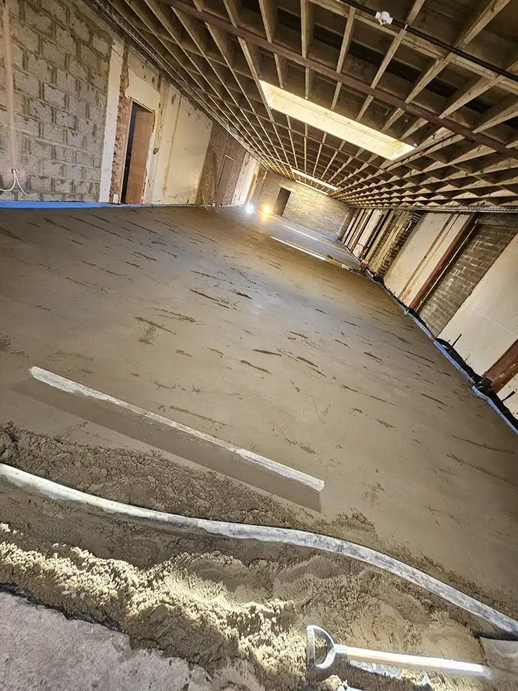 Screed edge with insulation and preparation under a joisted ceiling