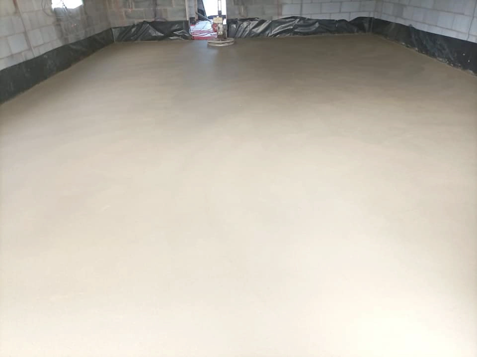 Smooth self levelled liquid screed across an open plan room