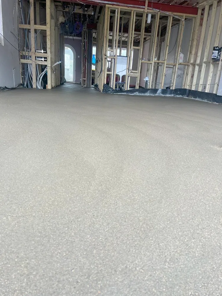 Smooth liquid screed finish in a narrow room