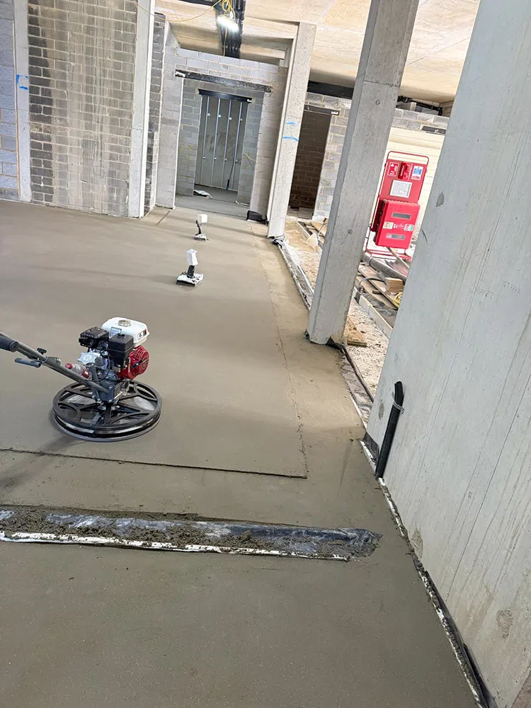 Screeder power floating a sand and cement floor screed