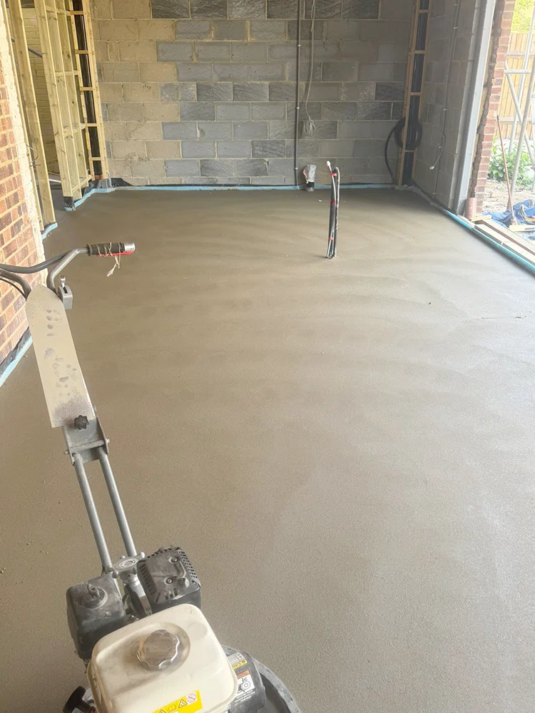 Power floating a floor screed to a smooth finish