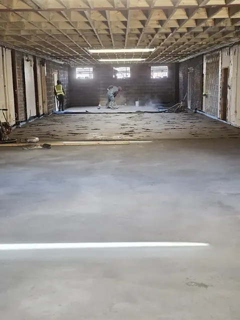 Long commercial floor screed in a large open hall