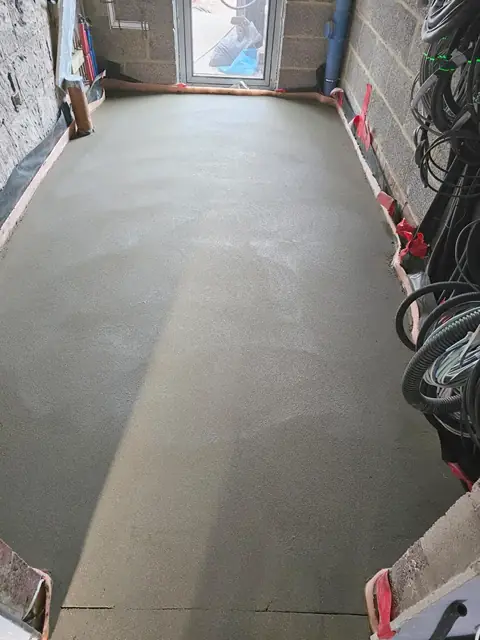 Finished screed with the edge membrane trimmed ready for flooring