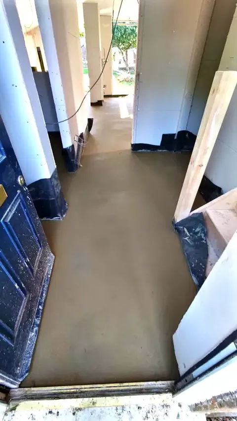 Narrow hallway with a finished floor screed