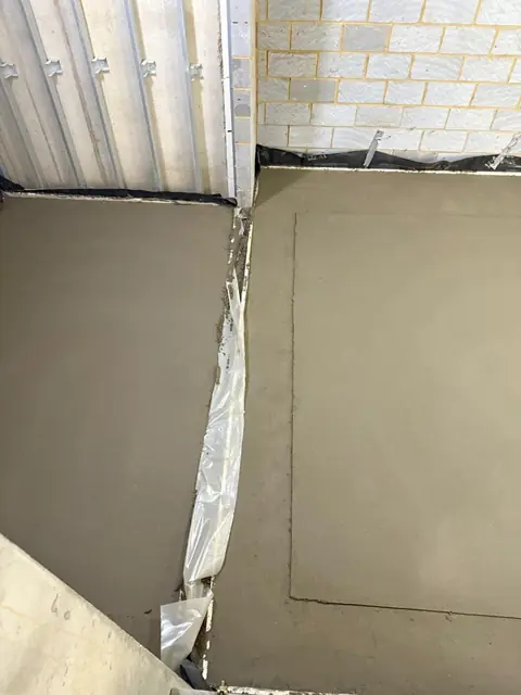 Floor screed with movement joints cut between bays