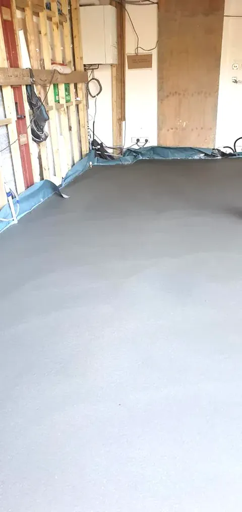 Finished floor screed in a narrow space