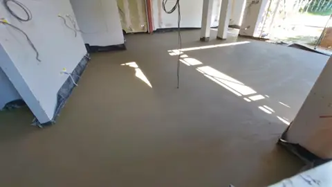 Wide view of a finished screed in a glazed extension