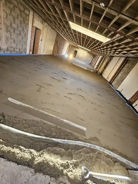 Screed edge with insulation and preparation under a joisted ceiling