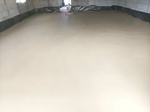Smooth self levelled liquid screed across an open plan room