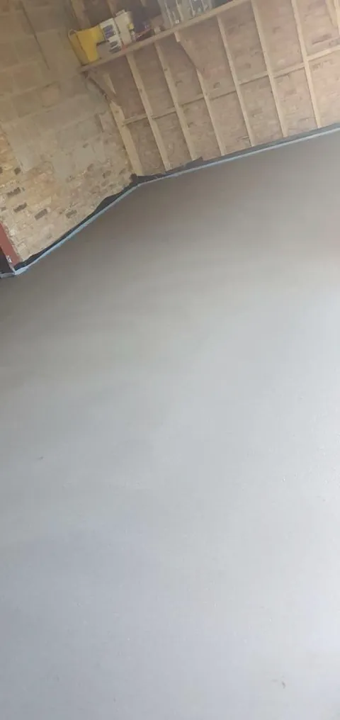 Very smooth self levelling liquid screed surface