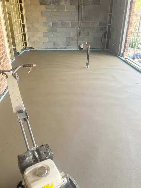 Power floating a floor screed to a smooth finish