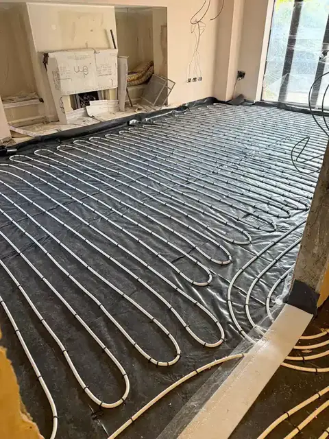Underfloor heating pipes covering a large room before screeding