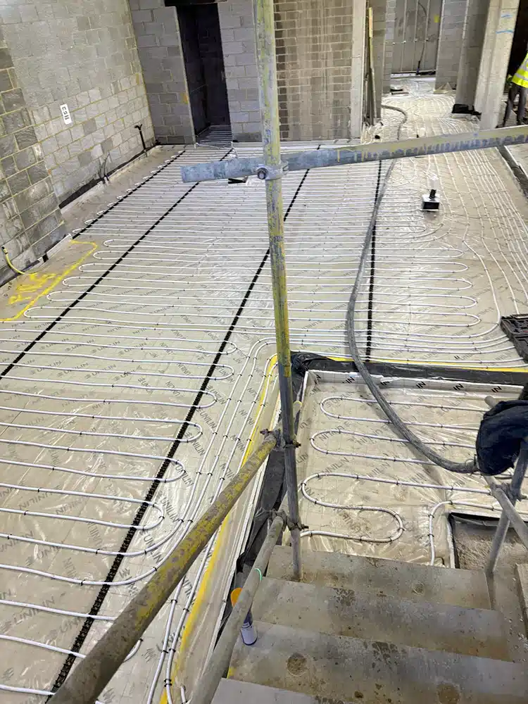 Underfloor heating pipes in a narrow room ahead of the screed pour